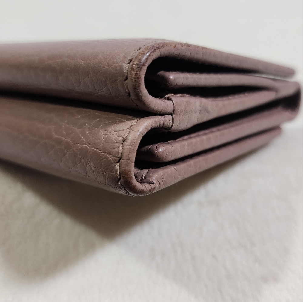 Gucci Marmont Trifold compact Wallet. Minor corner wear. Needs some cleaning. - Picture 10 of 16